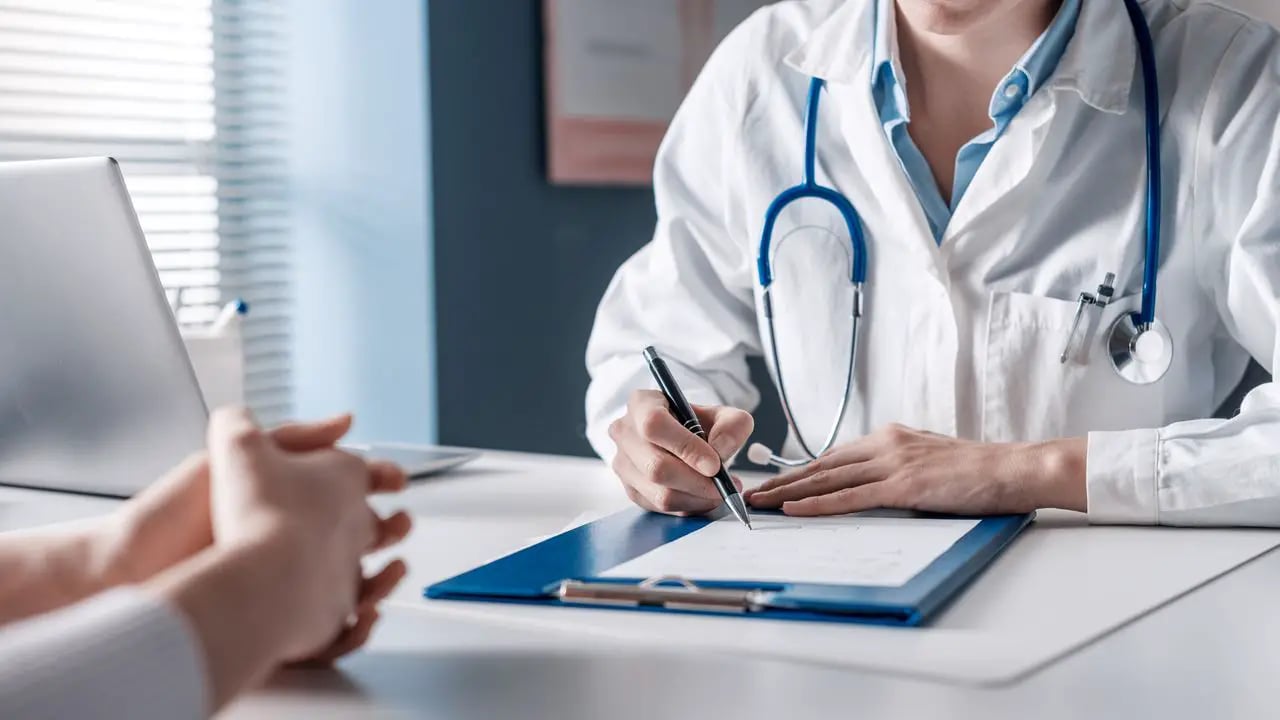 Médecins et réseaux sociaux : une interdiction nécessaire ?