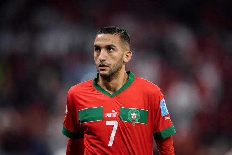 De retour avec le Wydad, Hakim Ziyech voit sa relance freinée par une blessure à la cuisse lors du match contre l’AS FAR, tandis que son absence se prolonge en sélection marocaine.