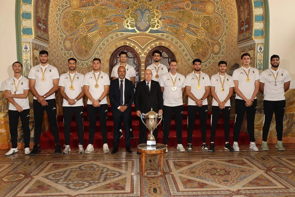 Tebboune reçoit la plus haute distinction sportive du pays