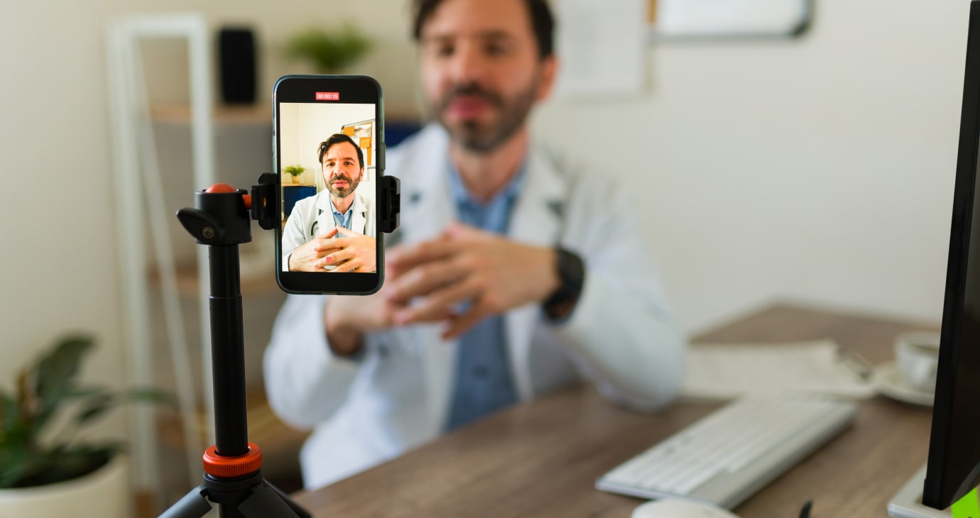 Médecins et réseaux sociaux : une interdiction nécessaire ?
