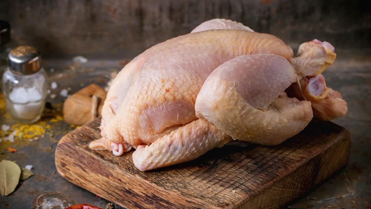 Pourquoi le prix du poulet s'effondre en Algérie