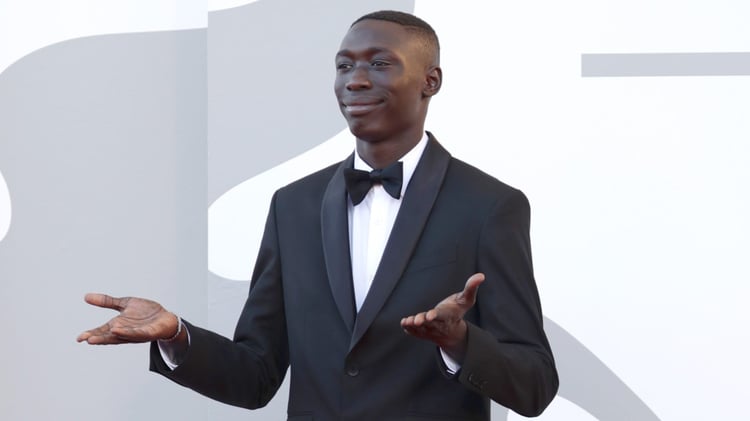 Khaby Lame à Alger : la star de TikTok et ambassadeur de l’UNICEF fait sensation