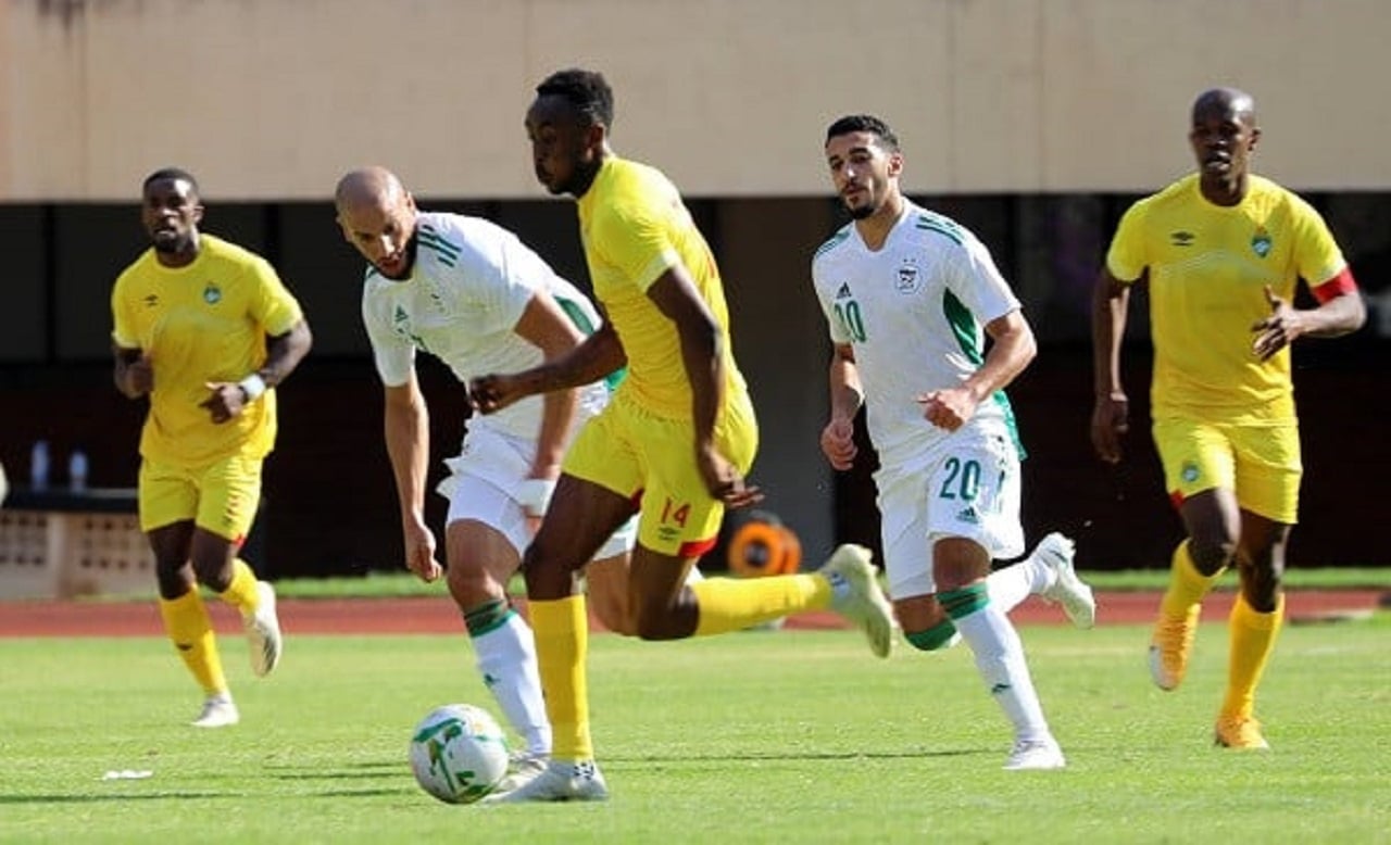 Pas de Sidi Moussa : les Fennecs changent de cap C’est un véritable tournant pour l’équipe d’Algérie. Pour la première fois depuis l’arrivée de Vladimir Petkovic, le stage ne se déroulera pas au Centre technique national de Sidi Moussa. Les joueurs rejoindront directement Djeddah, en Arabie saoudite, lieu pressenti pour accueillir les deux rencontres amicales. Une décision stratégique qui vise à renforcer la cohésion du groupe et à s’adapter aux conditions climatiques proches de celles du Maroc, où se jouera la CAN 2025.
