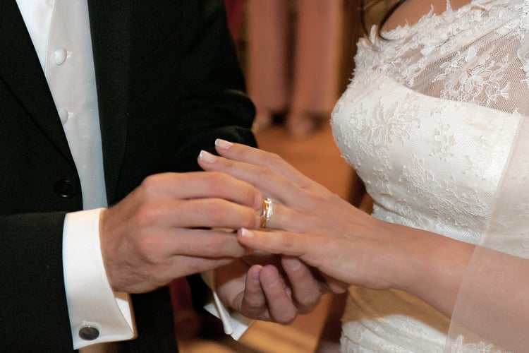 Mariage blanc en France : le prix du titre de séjour choc