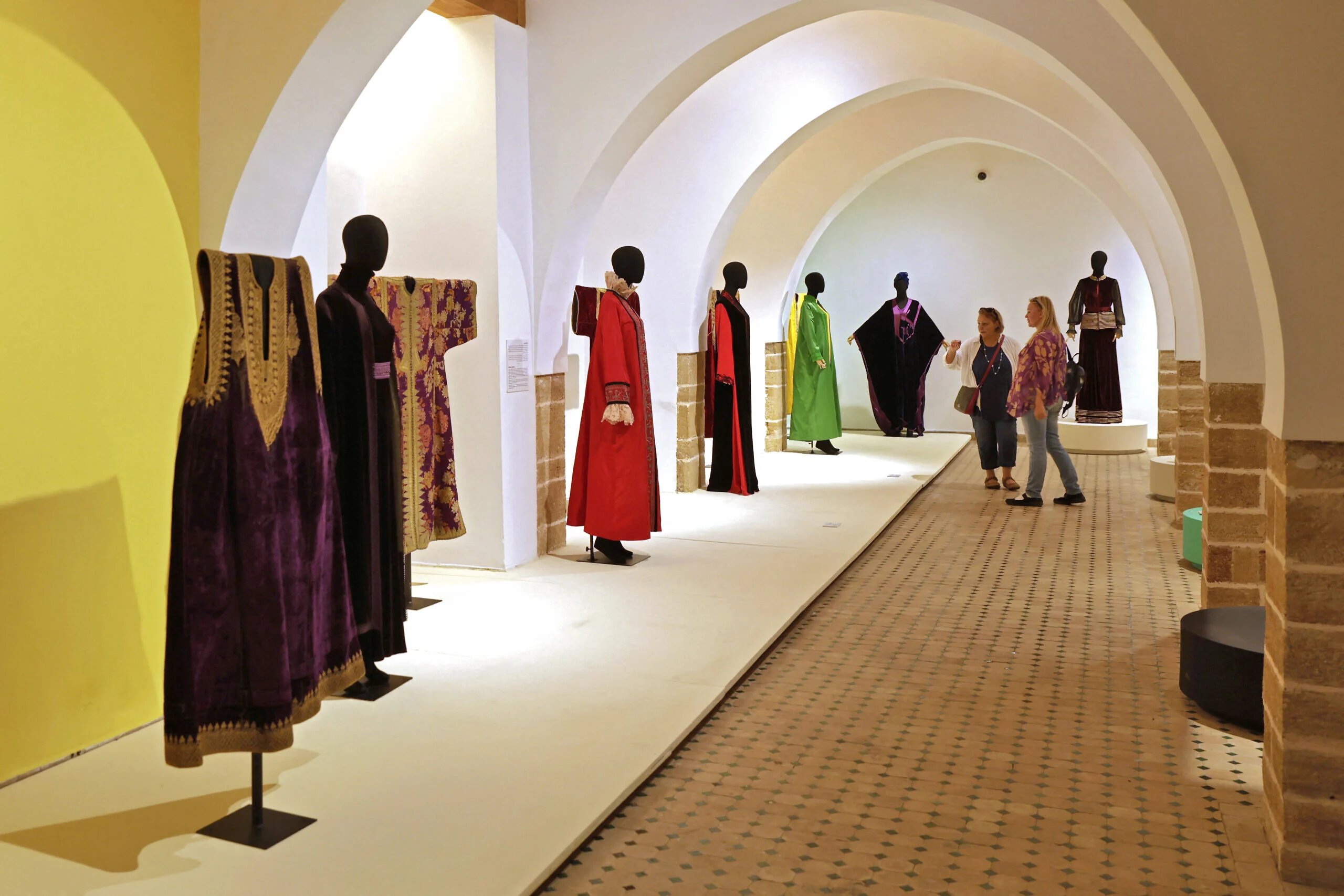 Caftan marocain vs algérien : qui domine vraiment ?