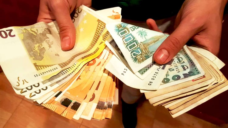 Euro en chute en banque, mais flambe au marché noir algérien