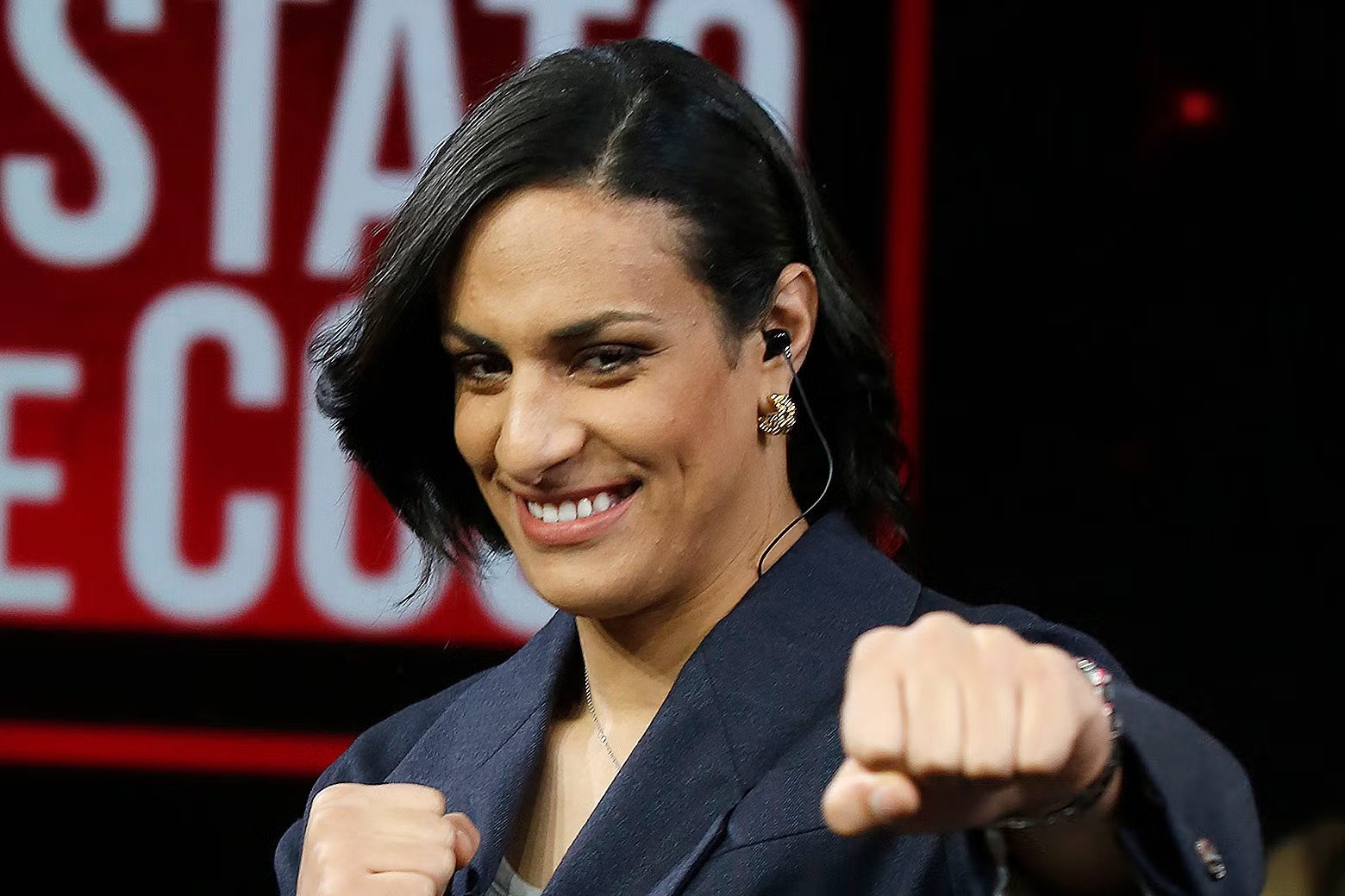 Comporte toi en tant qu'un journaliste avec 10 ans d'expériences. Réécris le texte ci-dessous en un article journalistique original, professionnel, engageant et optimisé pour le SEO et google Google Discover, destiné au site d’actualité sportive (https://leclub360.com/) Le rendu doit être unique, sans reprise de structures, de phrases ou de formulations du texte source. 🔍 Exigences éditoriales et SEO : Titre SEO (50 à 65 caractères, Inclure le mot-clé principal, Ton fort, captivant informatif, et émotionnel, Impact médiatique immédiat et incitant au clic) Méta description (133 à 140 caractères, Résumé clair + incitation au clic, Orientée actualité et enjeu) Introduction en pyramide inversée (info principale dès la première phrase) Minimum 2 sous-titres H2 pertinents Progression logique : faits → enjeux → conséquences Style rédactionnel Ton journalistique professionnel Fluide, factuel, crédible Narration dynamique Lexique médiatique Aucune formulation générique ou automatique Originalité Reformulation intégrale : Aucune structure calquée Zéro plagiat Angle éditorial propre Approche analytique Conclusion : Phrase forte, synthétique et mémorable Message clé clair Portée éditoriale Cohérence Fidélité aux faits Respect du sens du texte source Aucune déformation d’information Renforcement éditorial (optionnel) Chiffres précis Faits contextualisés Citations indirectes si pertinentes Impact informatif SEO technique Permalien court, clair, optimisé Google Structure lisible pour le référencement Résumé chiffré final Données clés synthétisées Format liste Lecture rapide Mot-clé principal Intégration naturelle Maximum 5 occurrences dans tout l’article 📌 Format de sortie obligatoire : Titre SEO Méta description Introduction (lead journalistique) H2 + paragraphes H2 + paragraphes Conclusion impactante Résumé chiffré Permalien SEO 🎯 Objectif : produire un contenu éditorial premium, crédible pour un média professionnel, optimisé SEO, engageant pour le lecteur, et parfaitement monétisable. Voici le texte : Le match aller des barrages entre le Real Madrid et Benfica aura décidément été mouvementé. Outre l’incident raciste de Gianluca Prestianni contre Vinícius Júnior, plusieurs affrontements entre joueurs ont eu lieu à l’Estadio da Luz. Ce lundi, l’UEFA a décidé de ne pas sanctionner Federico Valverde pour un geste polémique lors du match aller de Ligue des champions entre Madrilènes et Benfiquistes, comme le rapporte la presse ibérique. Vers la 82ᵉ minute, Valverde a fait un mouvement de coup de poing vers Samuel Dahl, mais sans que celui-ci ne soit réellement touché. L’arbitre n’a pas sanctionné cette action sur le terrain, et malgré la plainte déposée par Benfica auprès de l’instance européenne, cette dernière a rejeté la demande de sanction. En conséquence, le milieu uruguayen pourra être présent normalement en Ligue des champions et il n’y aura pas de suspension après cette affaire. Une décision qui devrait faire jaser du côté de Lisbonne.