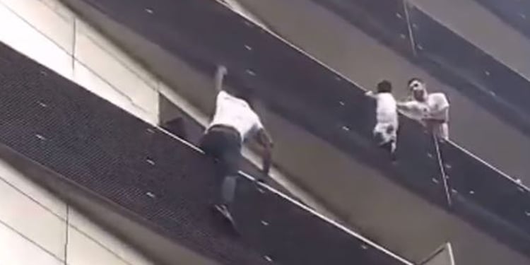 Héroïsme à Paris : des sans-papiers sauvent une famille