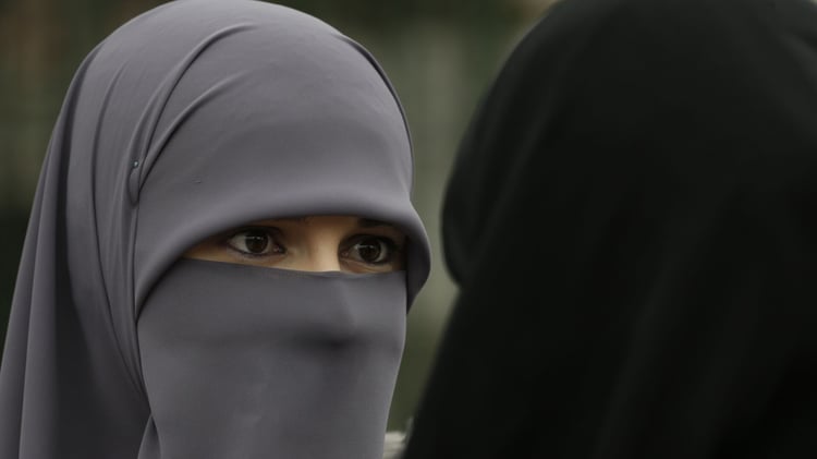 Le Québec bannit le voile à l’école et crée la polémique