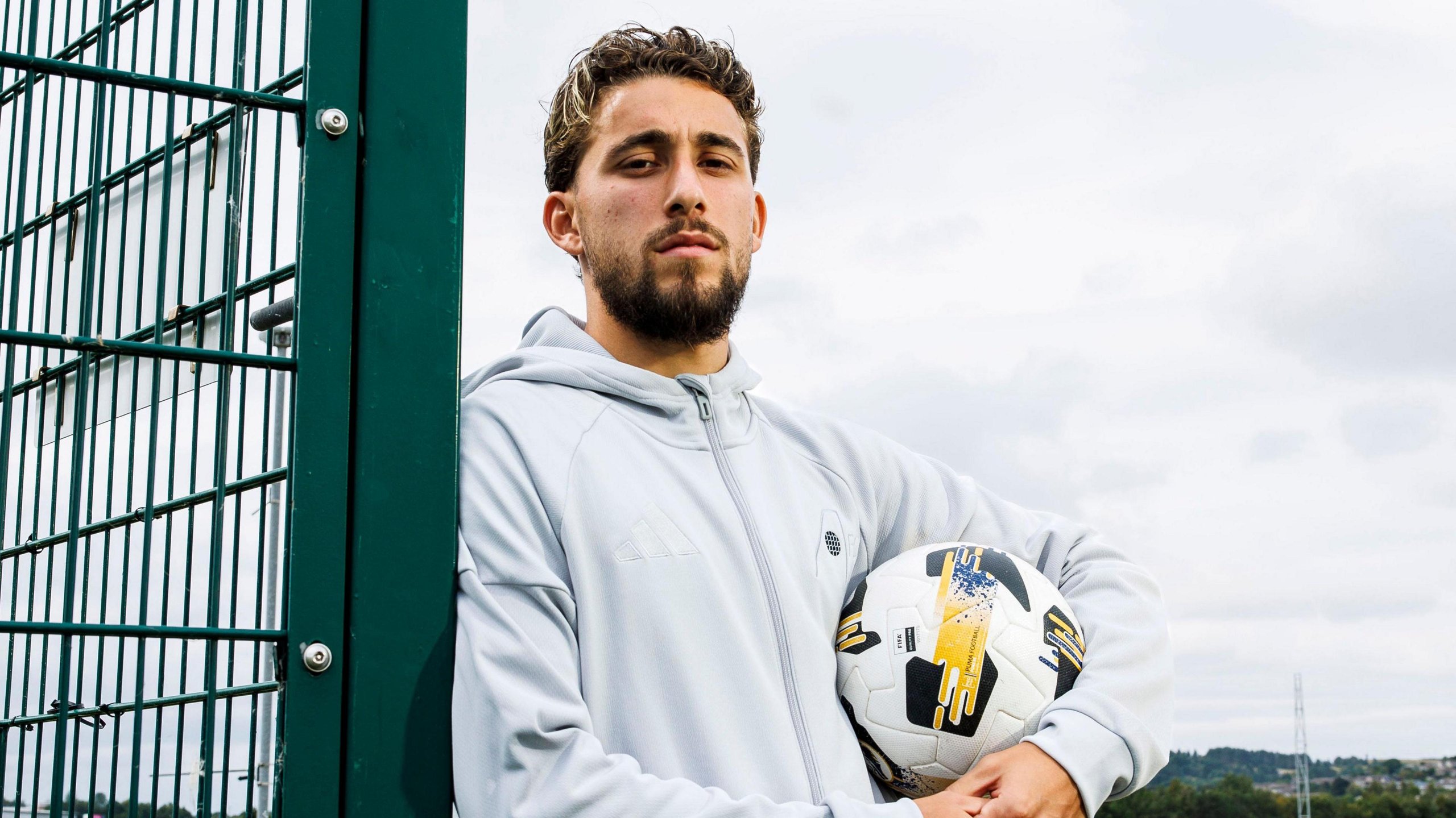 Adil Aouchiche rejoint Schalke 04 pour revitaliser sa carrière