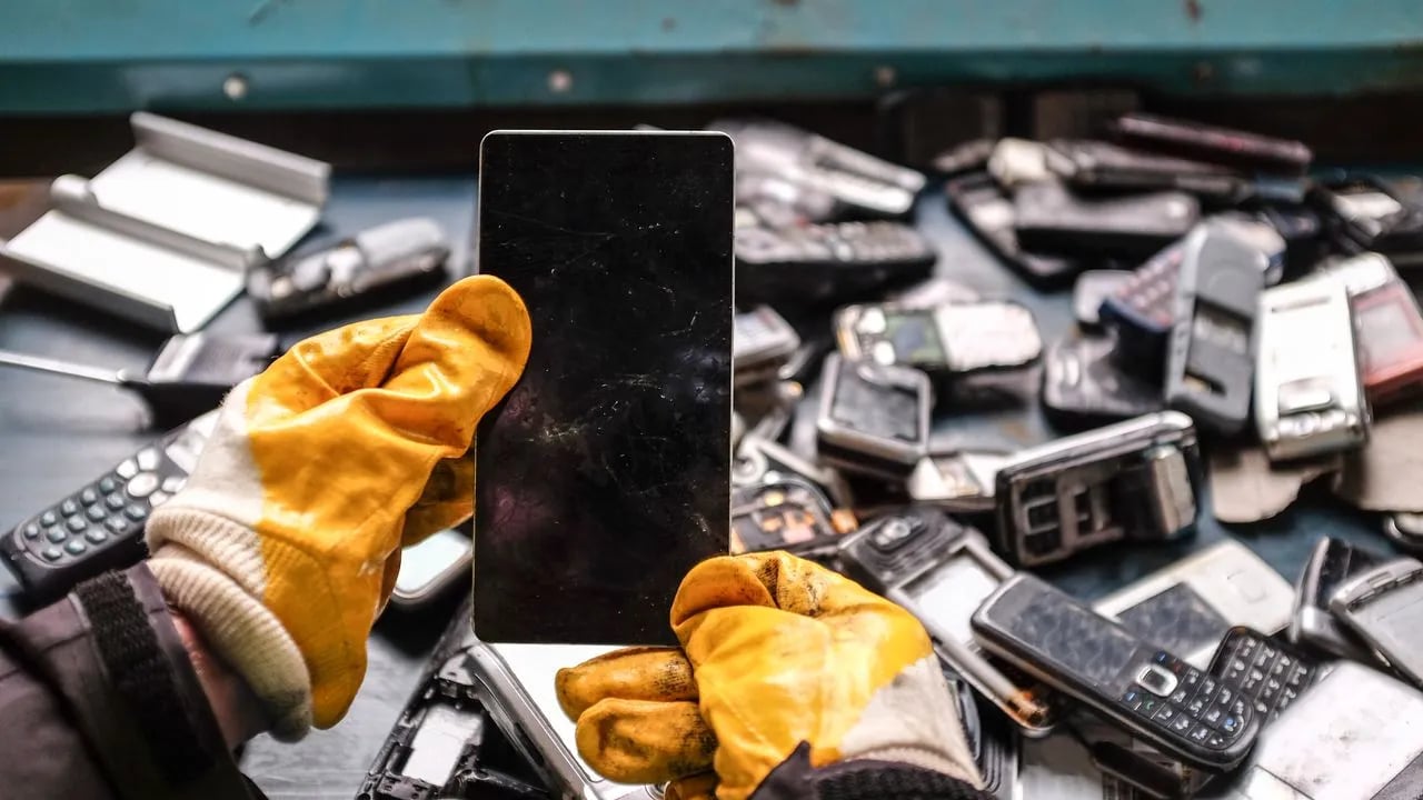 Le trafic secret des smartphones volés vers le Maghreb
