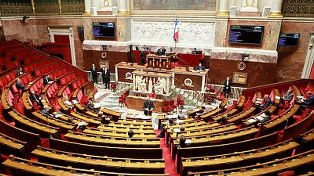 Voile au Parlement français : la controverse enfle