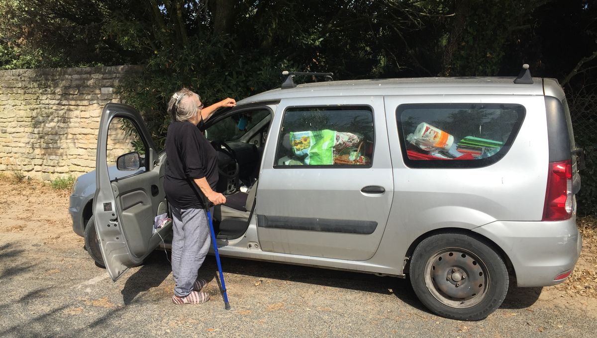 À 67 ans, Nacera vit dans sa voiture après une expulsion
