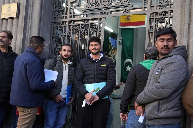 Régularisation des sans-papiers en Espagne : combien de temps faut-il attendre ?