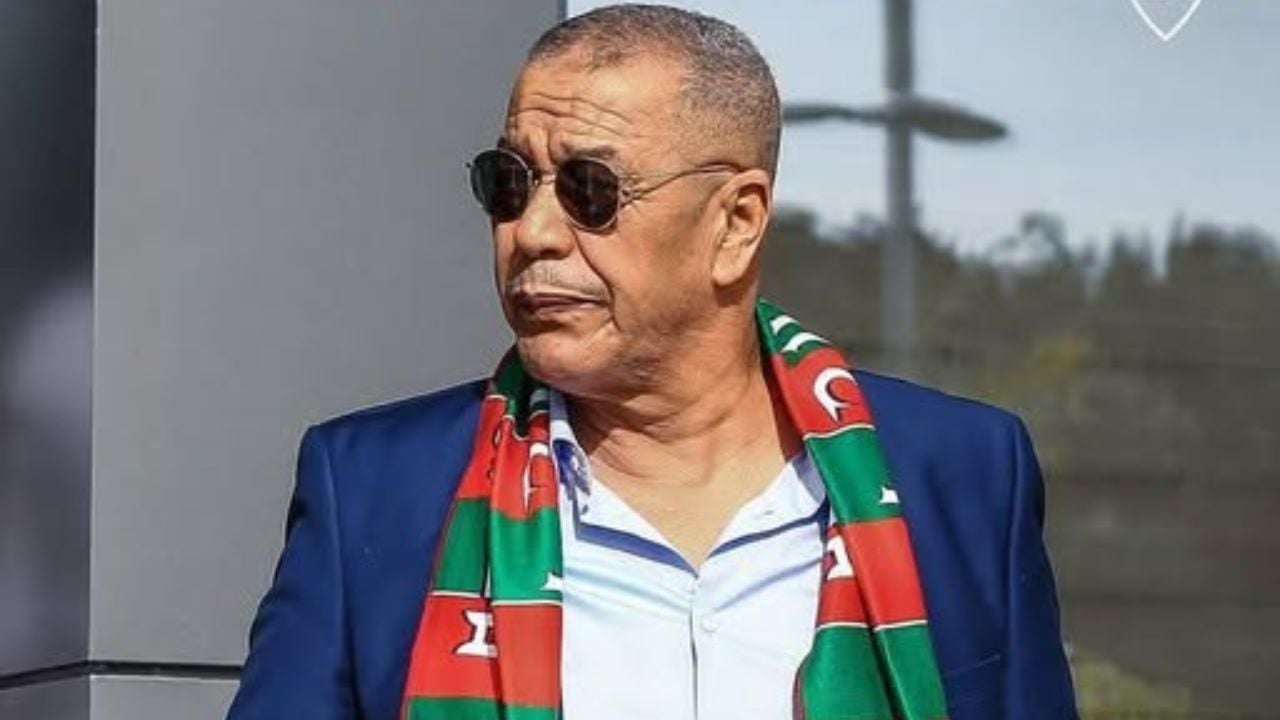 Ali Bencheikh, ancien joueur algérien, s’impose au Qatar comme consultant et ambassadeur culturel, partageant football, traditions et valeurs de l’Algérie.