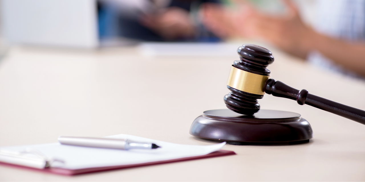 Certaines préfectures en France, selon Me Fayçal Megherbi, avocat spécialisé en droit pénal et droit des étrangers à Paris, refusent de revoir les demandes de titre de séjour des étrangers soumis à une Obligation de Quitter le Territoire Français (OQTF). Ce fut le cas récemment pour M. OP, un ressortissant algérien né en 1986, résidant dans le Val de Marne. Le 2 février 2024, il a soumis une demande de titre de séjour. Cependant, le 10 avril 2024, le sous-préfet de Nogent-sur-Marne a rejeté cette requête, invoquant l'absence de nouveaux éléments justifiant une réouverture du dossier.