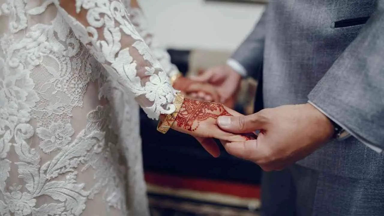 Mariage blanc en France : le prix du titre de séjour choc
