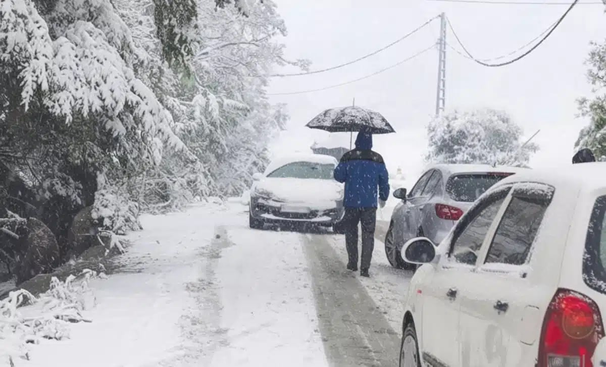 Neige inattendue dès 900 m en Algérie : découvrez les zones touchées !