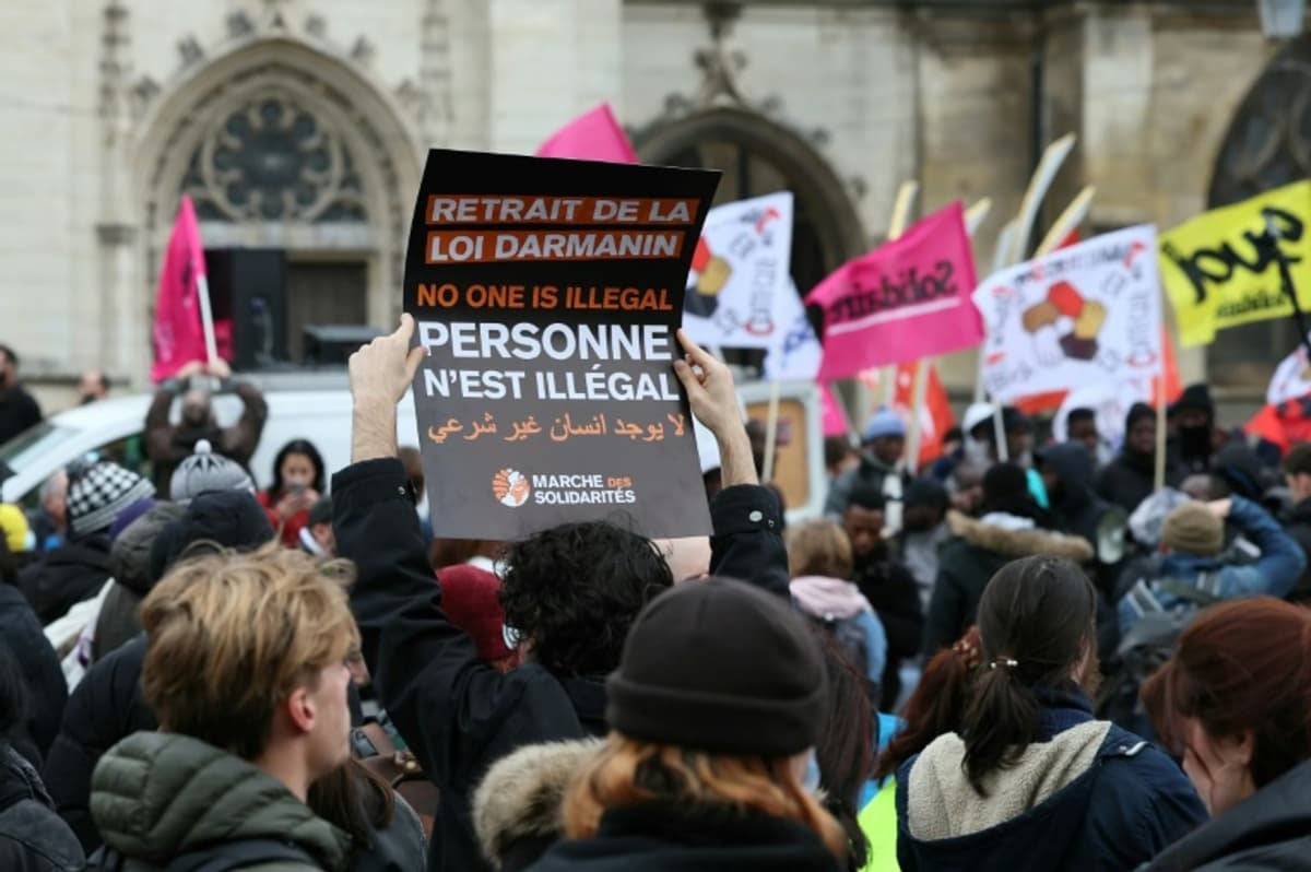 Le Conseil d'État met la pression sur les titres de séjour
