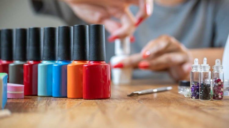 Ces vernis toxiques interdits en Europe vendus en Algérie