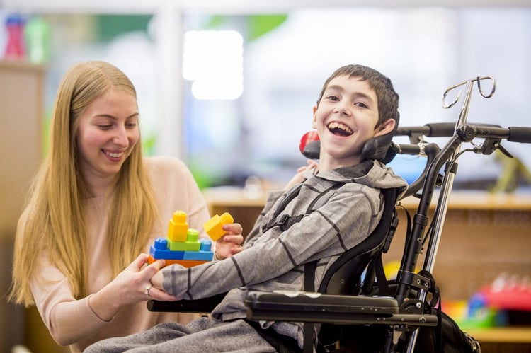 Paralysie cérébrale chez l'enfant : causes et traitements