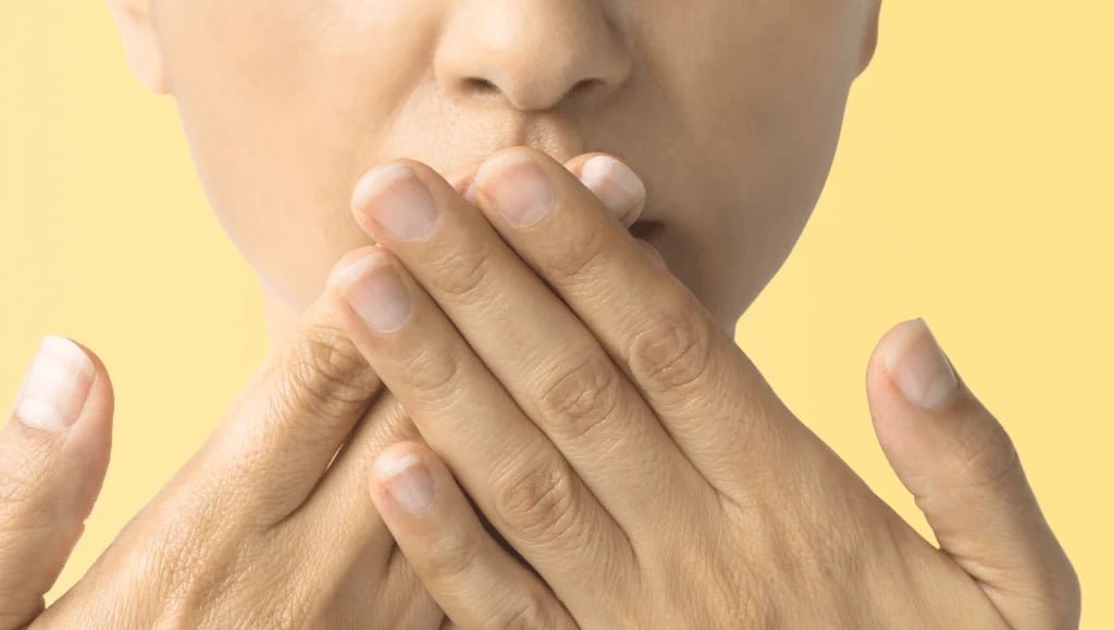 Bouche amère au réveil : voici les 4 causes à connaître