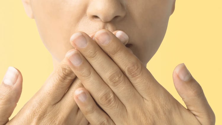 Bouche amère au réveil : voici les 4 causes à connaître bouche amère