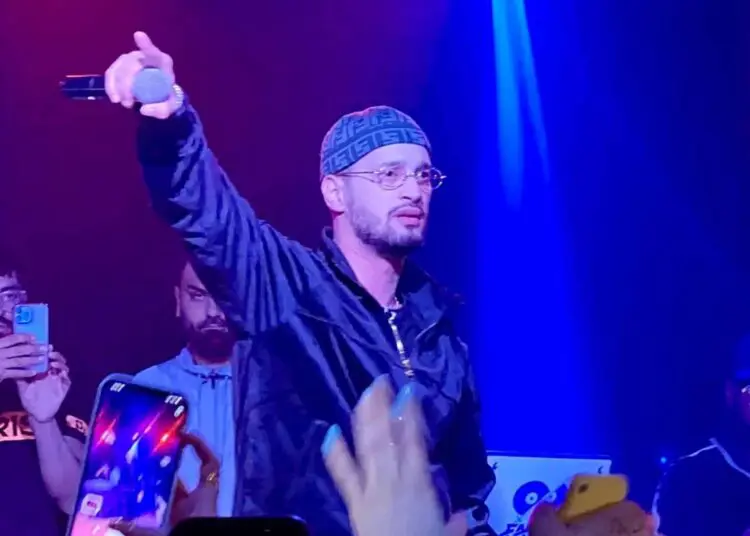 Soolking stoppe son concert pour défendre une fan ciblée pour un drapeau palestinien