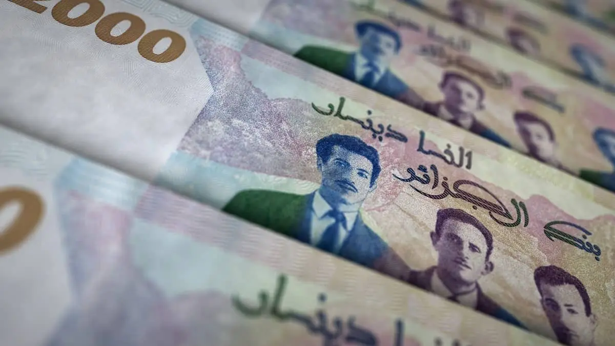 Saisie record de faux billets : plus de 100 millions de dinars algériens contrefaits interceptés par la police