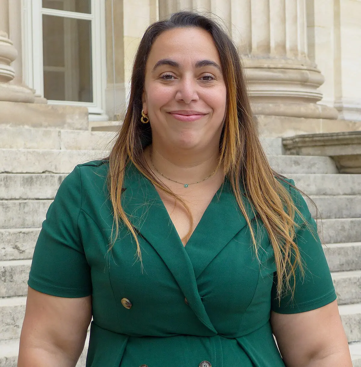 Sabrina Sebaïhi accuse Noëlle Lenoir d’incitation à la haine envers les Algériens après des propos tenus sur CNews, relançant la polémique sur les discours médiatiques discriminatoires.