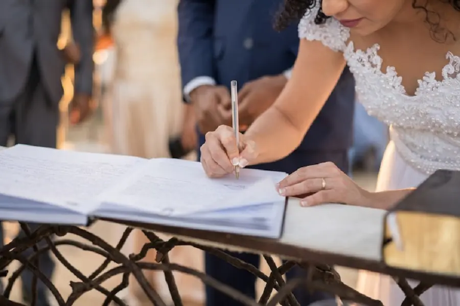 Nouvelles règles choc pour le mariage des sans-papiers en France