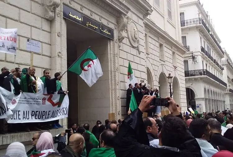 7 faux hauts responsables démasqués : procès à Alger