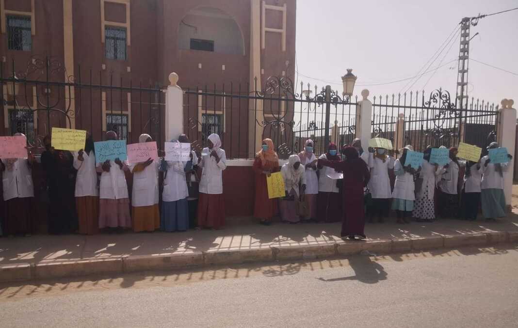 Groupe de personnes manifestant pacifiquement devant une mosquée.