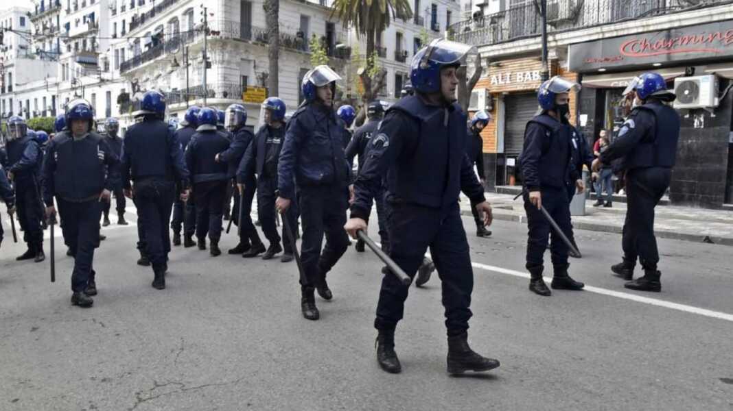 Les marches du Hirak empêchées : Et maintenant ? Policiers en marche lors d'une manifestation à Alger.