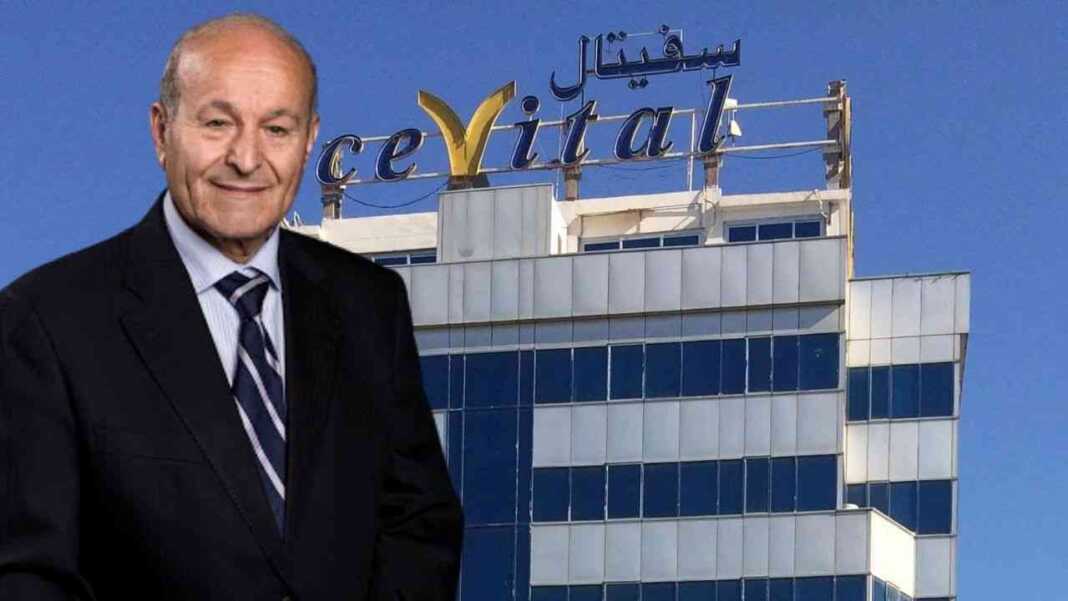 Homme d'affaires devant le bâtiment Cevital en Algérie.