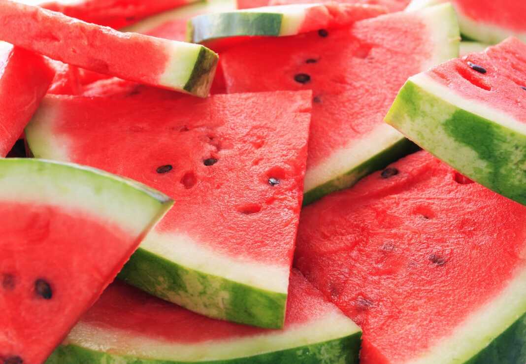 El Oued : Plus de 23 tonnes de pastèques et melons exportées vers la France Tranches de pastèque fraîches avec graines noires.