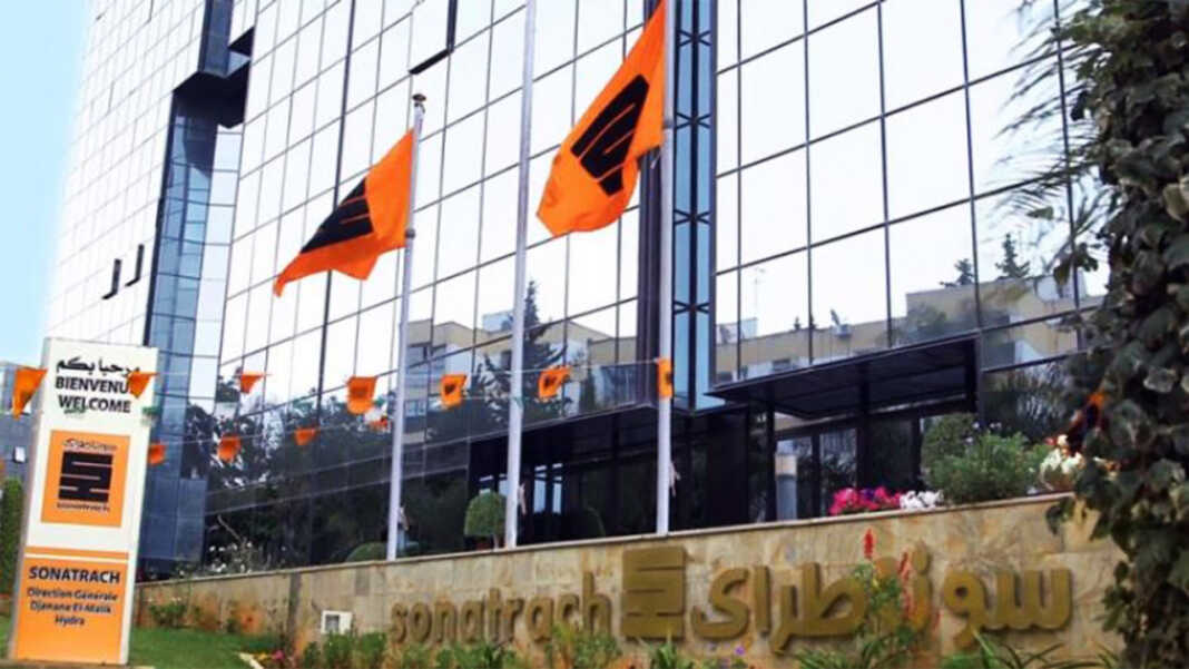 Façade moderne de Sonatrach avec drapeaux orange et noir.