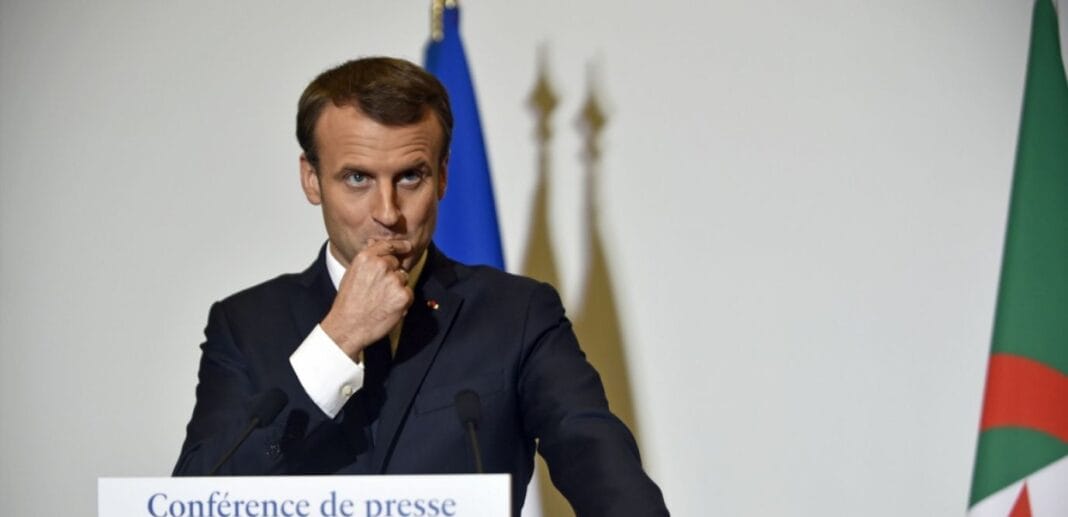 Algérie : Le soutien de la France au gouvernement est aussi une forme d’ingérence Emmanuel Macron en conférence de presse, visage pensif, mains près de la bouche.
