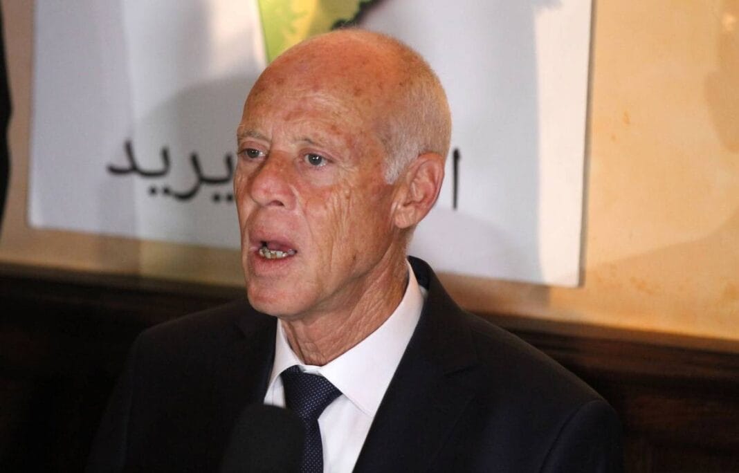 Le Président limoge le ministre de la Défense Homme politique âgé parlant lors d'une conférence.