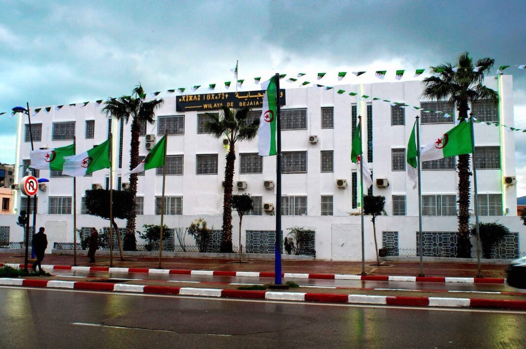 L’assemblée populaire de la wilaya de Bejaia lance un appel à projets associatif Bâtiment officiel de la wilaya de Bejaia avec drapeaux algériens.