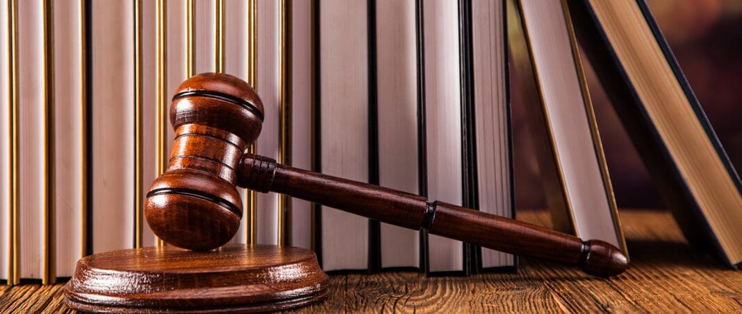 Justice en Algérie : forte hausse des demandes de divorce par les femmes Martinet de justice en bois sur un bureau en bois.