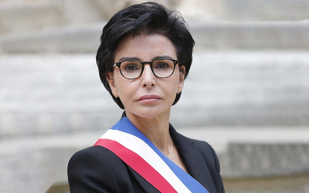 Rachida Dati jugée pour corruption : son rôle en Algérie sera-t-il enfin révélé ? Rachida Dati portant une écharpe tricolore lors d'une audience judiciaire.
