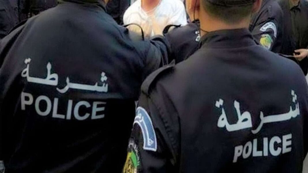 L’opposition politique vent debout pour soutenir Fethi Ghares Policiers en uniforme lors d'une opération de sécurité estivale.