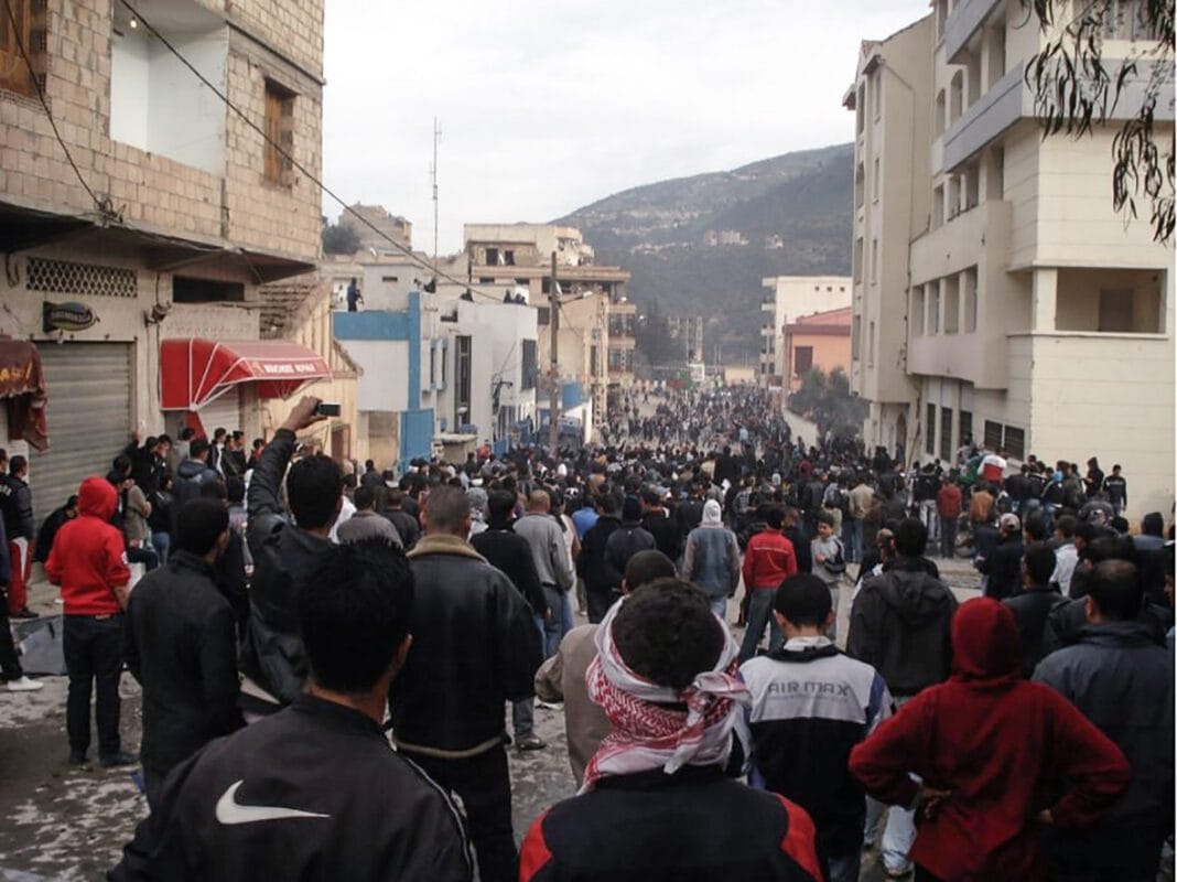 Multiplication des émeutes liées au chômage et aux coupures d’eau : La colère des citoyens s’intensifie Grande manifestation dans une ville, citoyens en colère contre le chômage et les coupures d'eau.