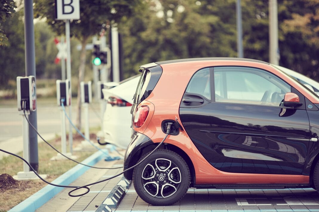La voiture électrique bientôt la norme absolue en Algérie Voiture électrique en charge dans une station de recharge en Algérie.