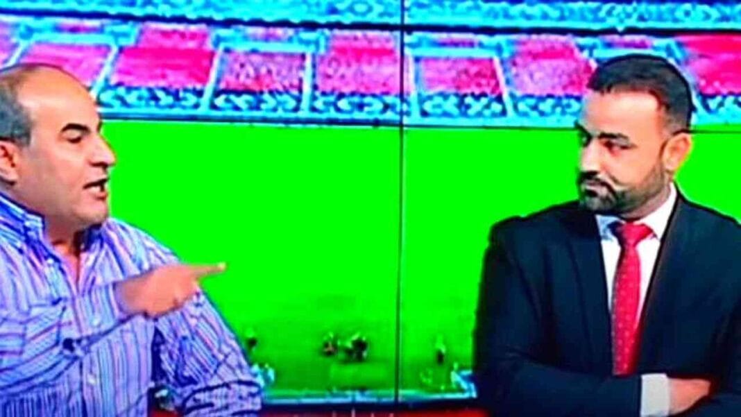 Deux hommes en discussion lors d'une émission sportive en studio.