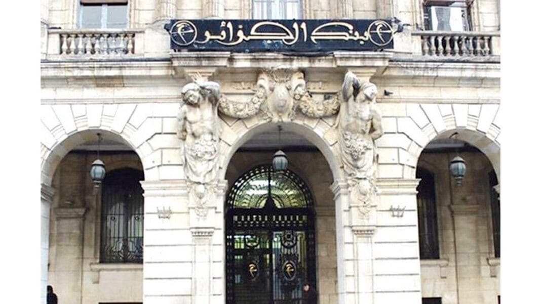 Inscription anglaise sur un billet de la banque d’Algérie : « la mort » de la langue française ? Façade de la Banque d'Algérie avec sculptures et inscription.