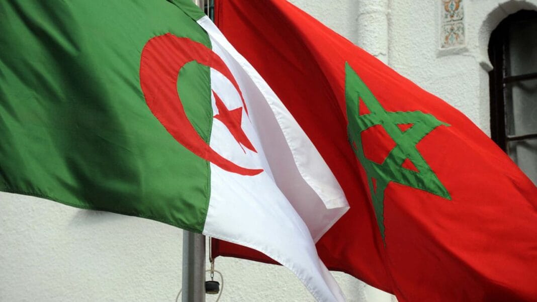 Drapeaux du Maroc et d'Algérie côte à côte.