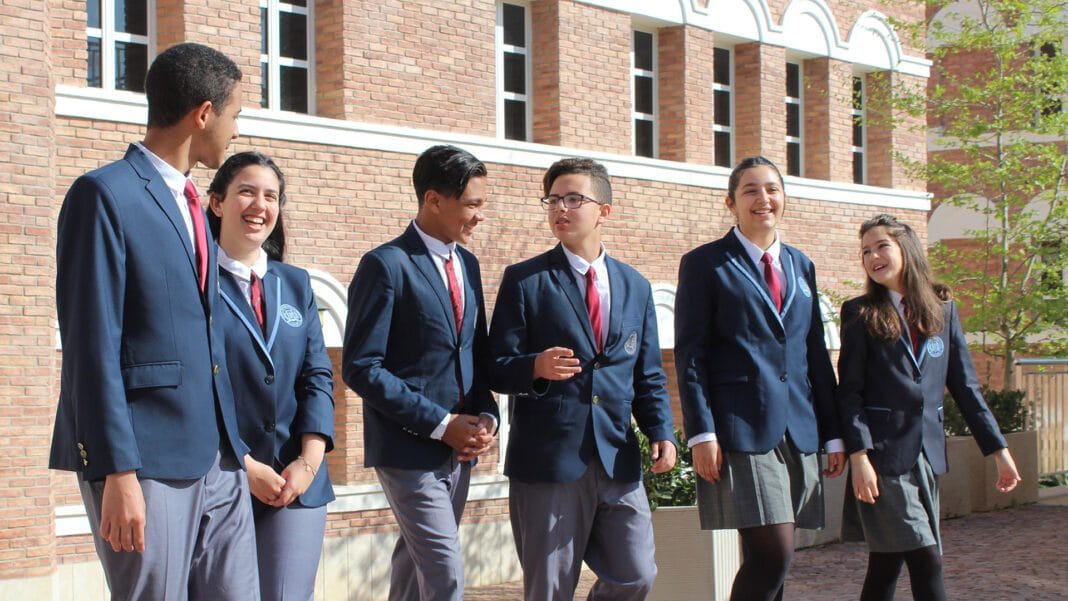 la British International School en fin ouverte en Algérie Groupe d'élèves en uniforme scolaire devant une école en Algérie.