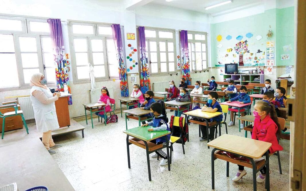 Rentrée scolaire 2021-2022 en Algérie : Voici les grandes dates à retenir pour les élèves, enseignants, ainsi que le personnel administratif Enfants en classe avec enseignant dans une salle lumineuse et colorée.